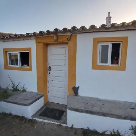 Tatil Evi Cute Yellow House At The Praia da Arrifana